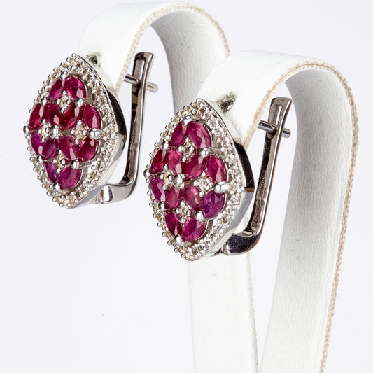 Stříbro 925/1000 - Náušnice s Madagaskarským Rubínem a Bílým Topazem - Karátové číslo: 3.74. přibližná hmotnost: 6.09 gramů