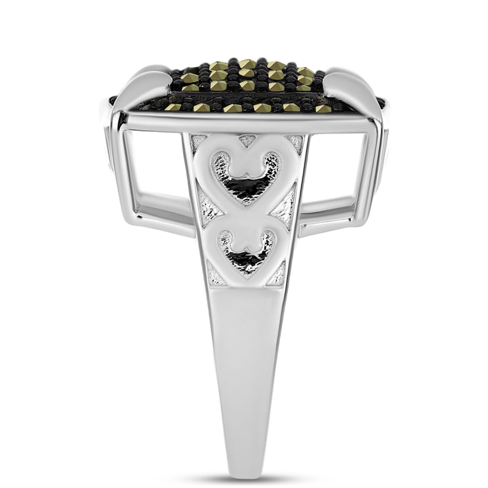 Stříbro 925/1000 - Prsten s Rakouským Markazitem - Karátové číslo: 0.82. přibližná hmotnost: 7.85 gramů