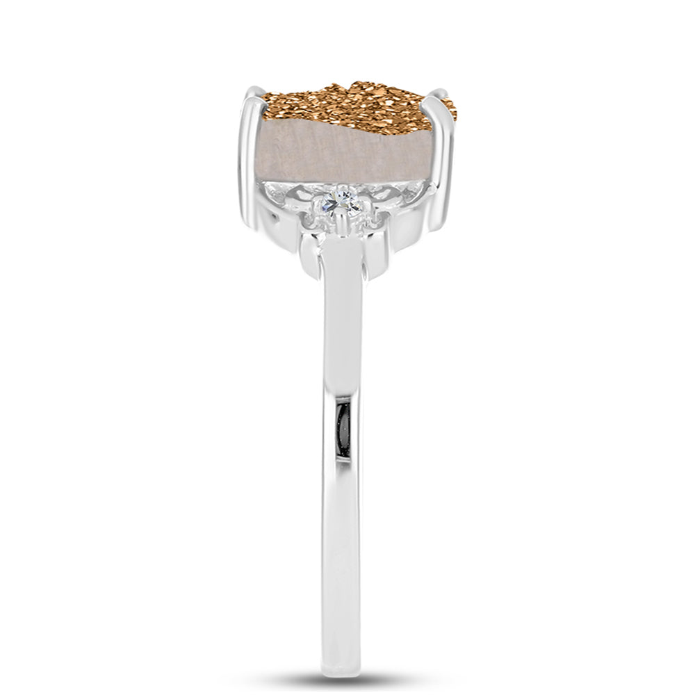 Stříbro 925/1000 - Prsten s Zlatým Drusy a Bílým Topazem - Karátové číslo: 2.73. přibližná hmotnost: 2.95 gramů