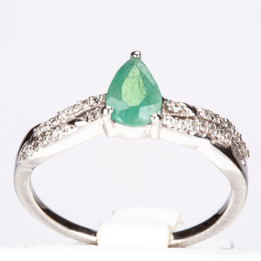 Stříbro 925/1000 - Prsten s Brazilským Smaragdem a Bílým Zirkonem - Karátové číslo: 1.06. přibližná hmotnost: 2.42 gramů