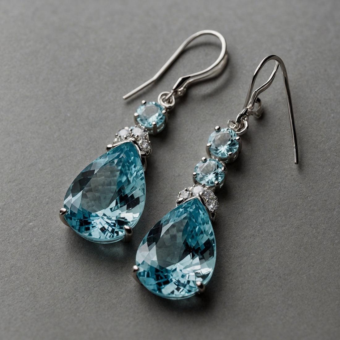 Časná krása akvamarínu: Jak nosit tento výjimečný drahokam během letních měsíců?