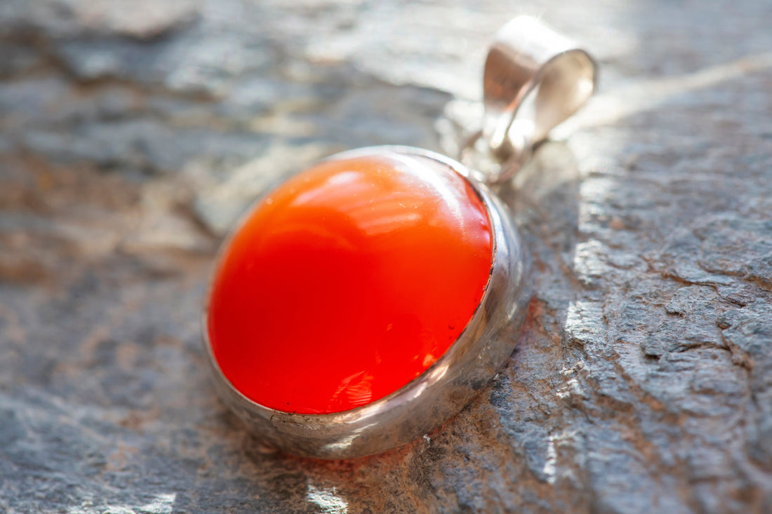 Barva letního západu slunce: Jak nosit karneol v nejstylovějších špercích?