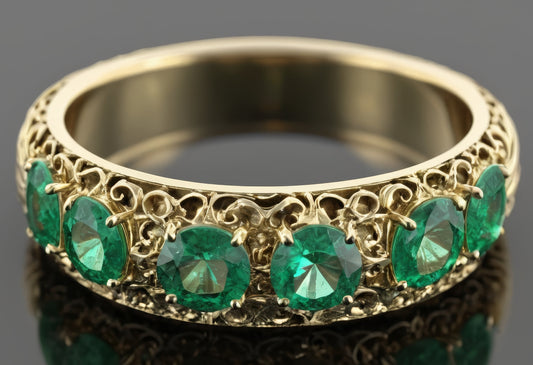 Stříbrné prsteny a zlaté náušnice v dokonalé harmonii: Jak je stylově kombinovat?