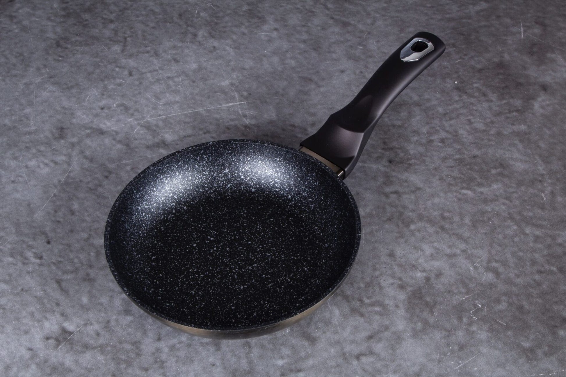 Fritovací pánev Berlinger Haus Metallic Line Shiny Black Edition, 20 cm, chránič zdarma 2 
