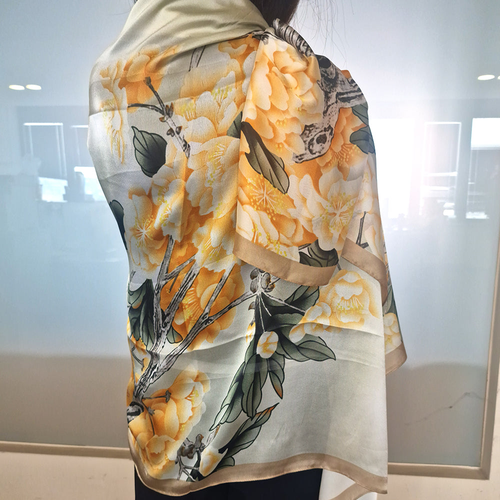 Šátek Rozkvetlé květiny (Blooming Flowers), žlutá, 85 cm x 180 cm, 100% veganské hedvábí