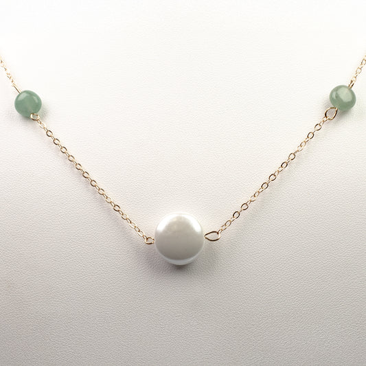 Pozlacený Slitinový Náhrdelník s Bílou Matkou Perel a se Zeleným Aventurínem