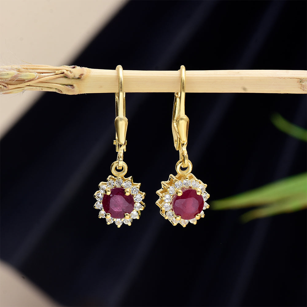 Pozlacené Stříbro 925/1000 - Náušnice s Madagaskarským Rubínem a Bílým Topazem - Karátové číslo: 0.91. přibližná hmotnost: 2.75 gramů