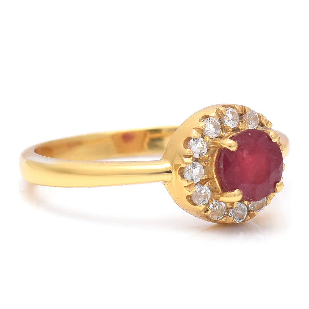 Pozlacené Stříbro 925/1000 - Prsten s Madagaskarským Rubínem a Bílým Topazem - Karátové číslo: 0.86. přibližná hmotnost: 2.21 gramů