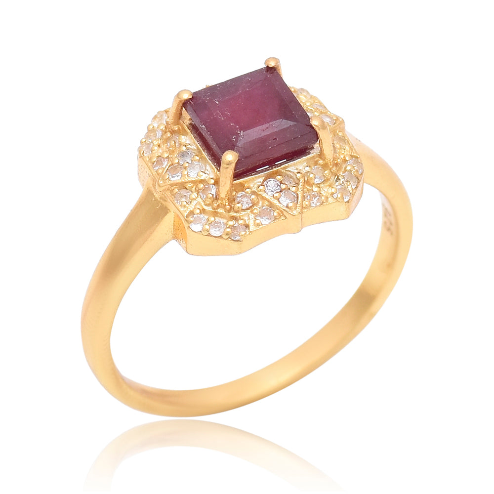 Pozlacené Stříbro 925/1000 - Prsten s Madagaskarským Rubínem a Bílým Topazem - Karátové číslo: 1.75. přibližná hmotnost: 2.88 gramů