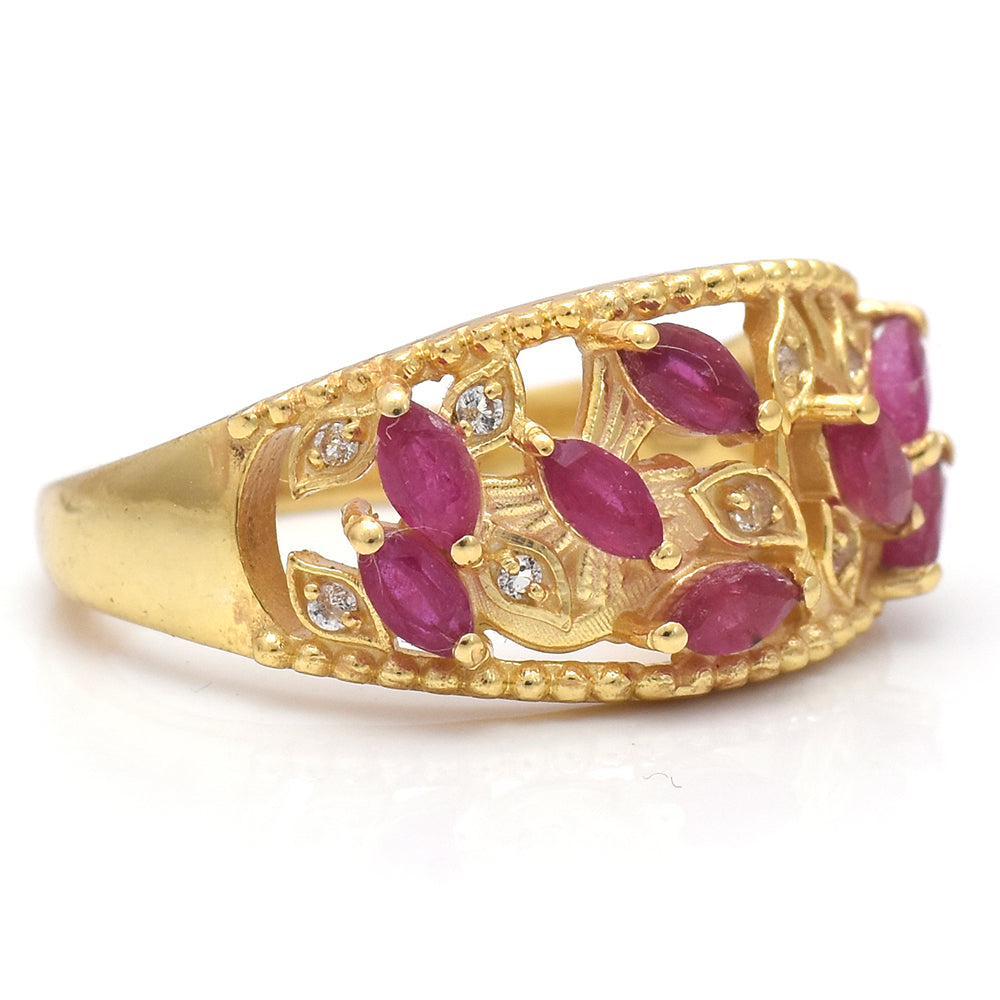 Pozlacené Stříbro 925/1000 - Prsten s Madagaskarským Rubínem a Bílým Topazem - Karátové číslo: 0.87. přibližná hmotnost: 4.24 gramů