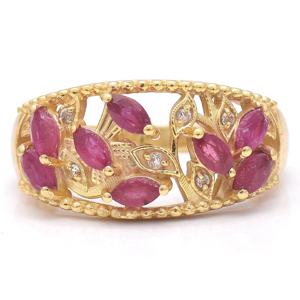 Pozlacené Stříbro 925/1000 - Prsten s Madagaskarským Rubínem a Bílým Topazem - Karátové číslo: 0.87. přibližná hmotnost: 4.24 gramů