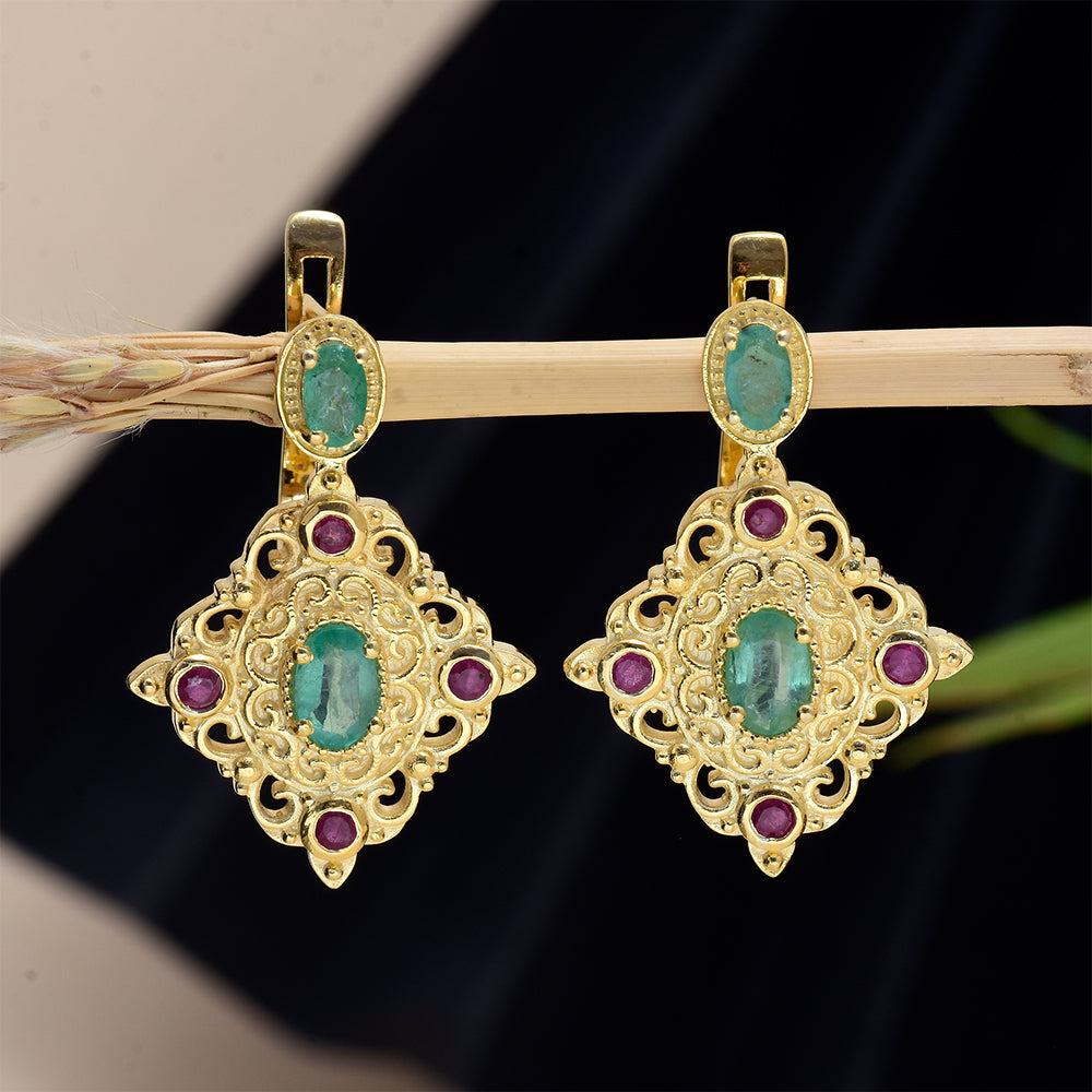 Pozlacené Stříbro 925/1000 - Náušnice s Madagaskarským Rubínem a Brazilským Smaragdem - Karátové číslo: 1.96. přibližná hmotnost: 7.27 gramů