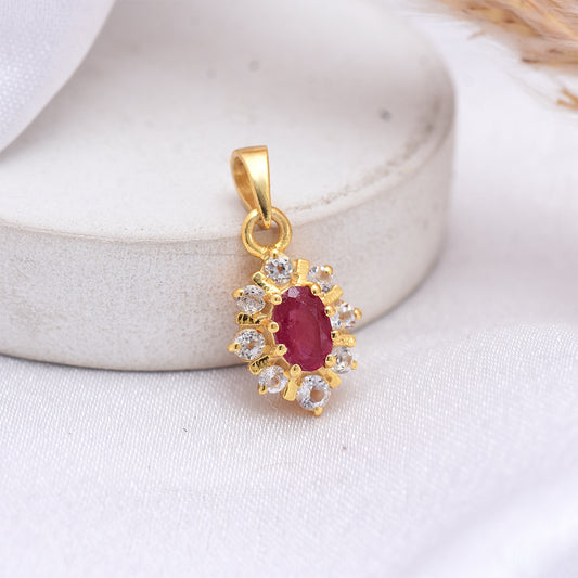 Pozlacené Stříbro 925/1000 - Přívěsek s Madagaskarským Rubínem a Bílým Topazem - Karátové číslo: 0.68. přibližná hmotnost: 1.43 gramů
