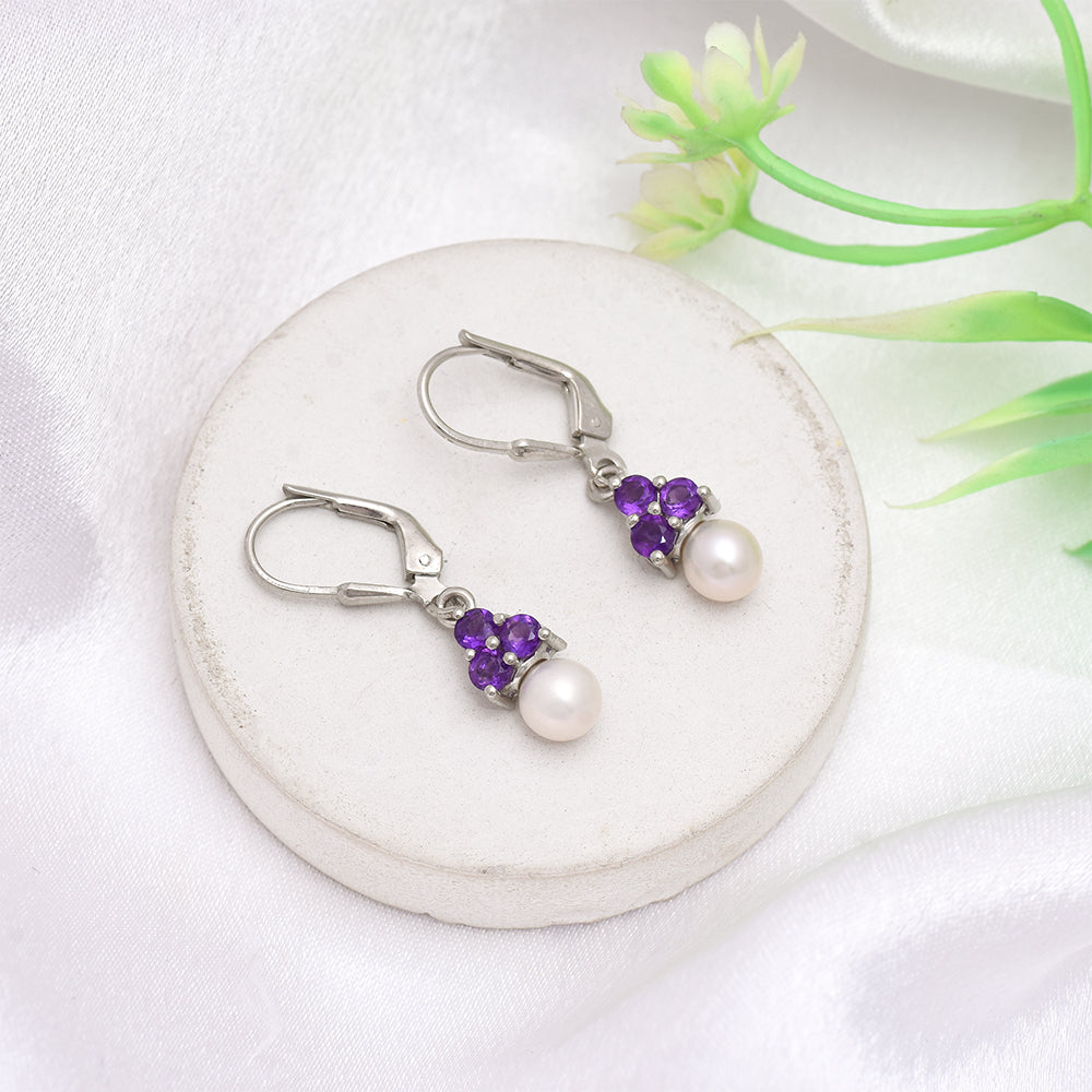 Stříbro 925/1000 - Náušnice s Marockým Ametystem a Bílou Sladkovodní Perlou - Karátové číslo: 3.22. přibližná hmotnost: 2.53 gramů 1 