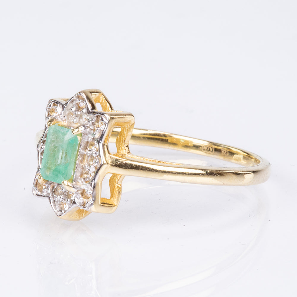 Pozlacené Stříbro 925/1000 - Prsten s Brazilským Smaragdem a Bílým Topazem - Karátové číslo: 0.41. přibližná hmotnost: 2.16 gramů 9 