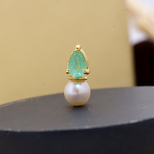 Pozlacené Stříbro 925/1000 - Přívěsek s Brazilským Smaragdem a Bílou Sladkovodní Perlou - Karátové číslo: 5.07. přibližná hmotnost: 0.69 gramů