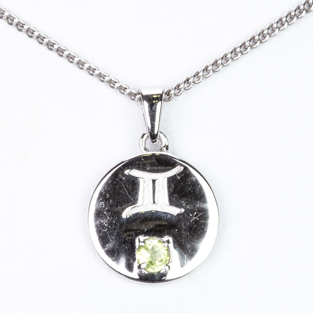 Stříbro 925/1000 - Přívěsek s Čchang-pajským Peridotem - Karátové číslo: 0.13. přibližná hmotnost: 1.8 gramů 1 