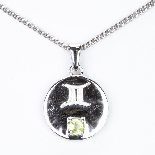 Stříbro 925/1000 - Přívěsek s Čchang-pajským Peridotem - Karátové číslo: 0.13. přibližná hmotnost: 1.8 gramů