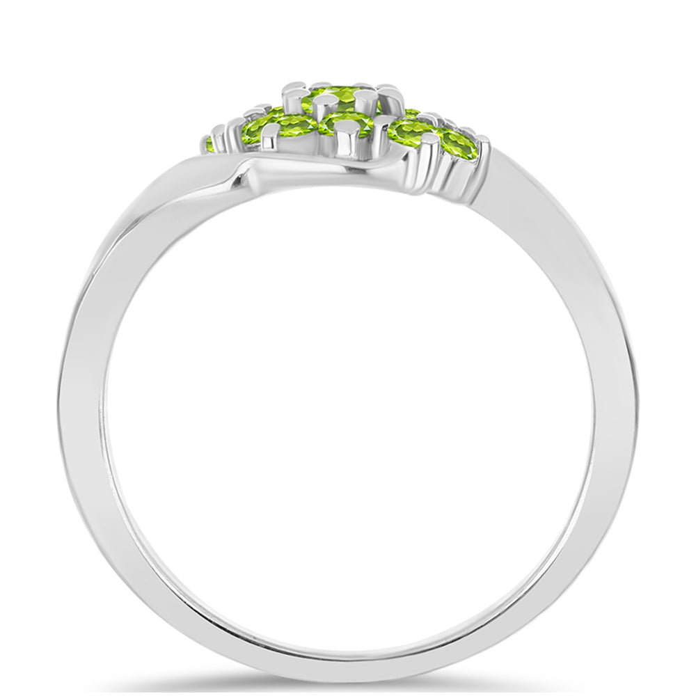 Stříbro 925/1000 - Prsten s Čchang-pajským Peridotem - Karátové číslo: 0.56. přibližná hmotnost: 2.53 gramů