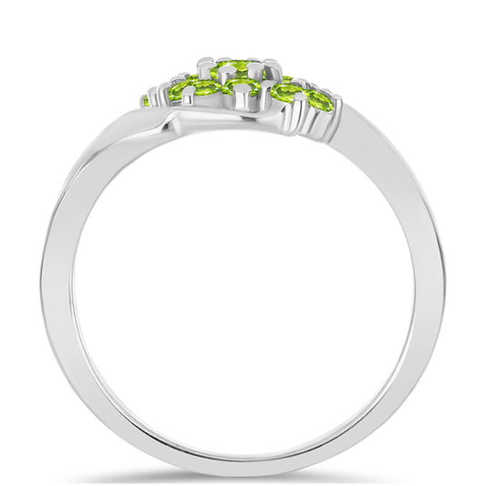 Stříbro 925/1000 - Prsten s Čchang-pajským Peridotem - Karátové číslo: 0.56. přibližná hmotnost: 2.53 gramů