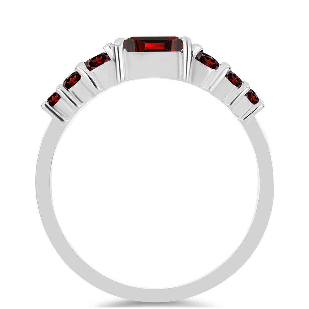 Stříbro 925/1000 - Prsten s Bartonským Granátem - Karátové číslo: 1.06. přibližná hmotnost: 2.4 gramů