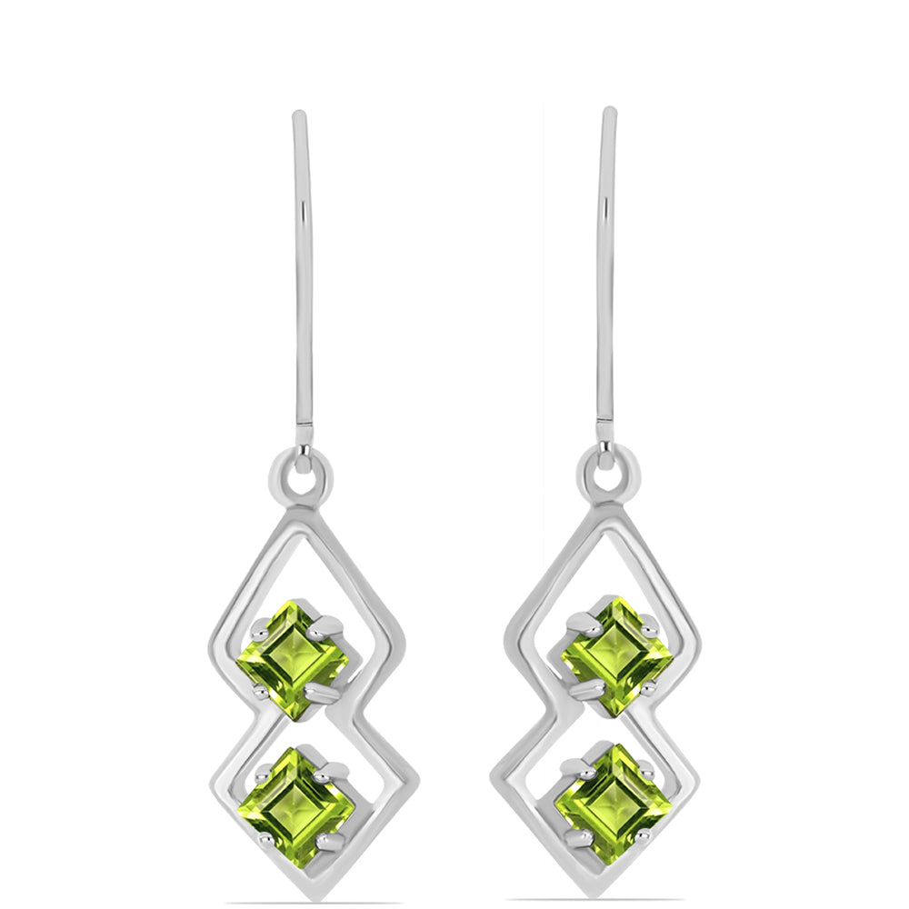 Stříbro 925/1000 Náušnice s Čchang-pajským Peridotem - Karátové číslo: 1.51. přibližná hmotnost: 3.21 gramů
