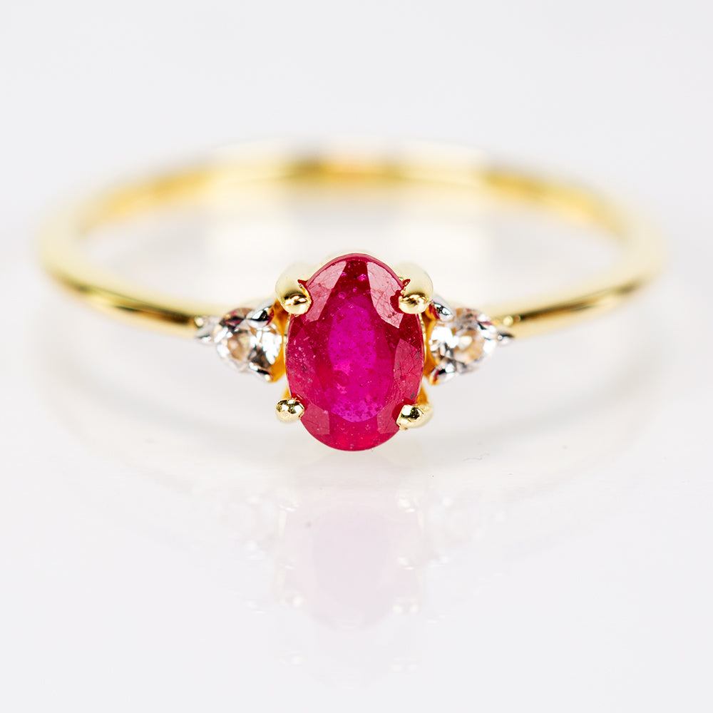 Pozlacené Stříbro 925/1000 - Prsten s Madagaskarským Rubínem a Bílým Topazem - Karátové číslo: 0.7. přibližná hmotnost: 1.49 gramů