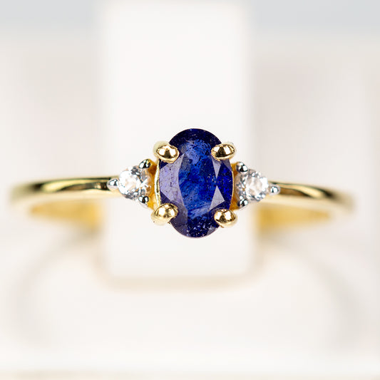 Pozlacený Stříbrný Prsten s Australským Modrým Safírem a Bílým Topazem