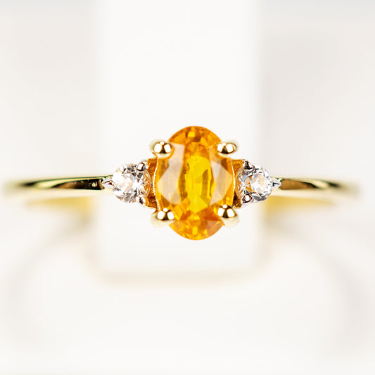 Pozlacený Stříbrný Prsten s Roseberským Žlutým Safírem a Bílým Topazem