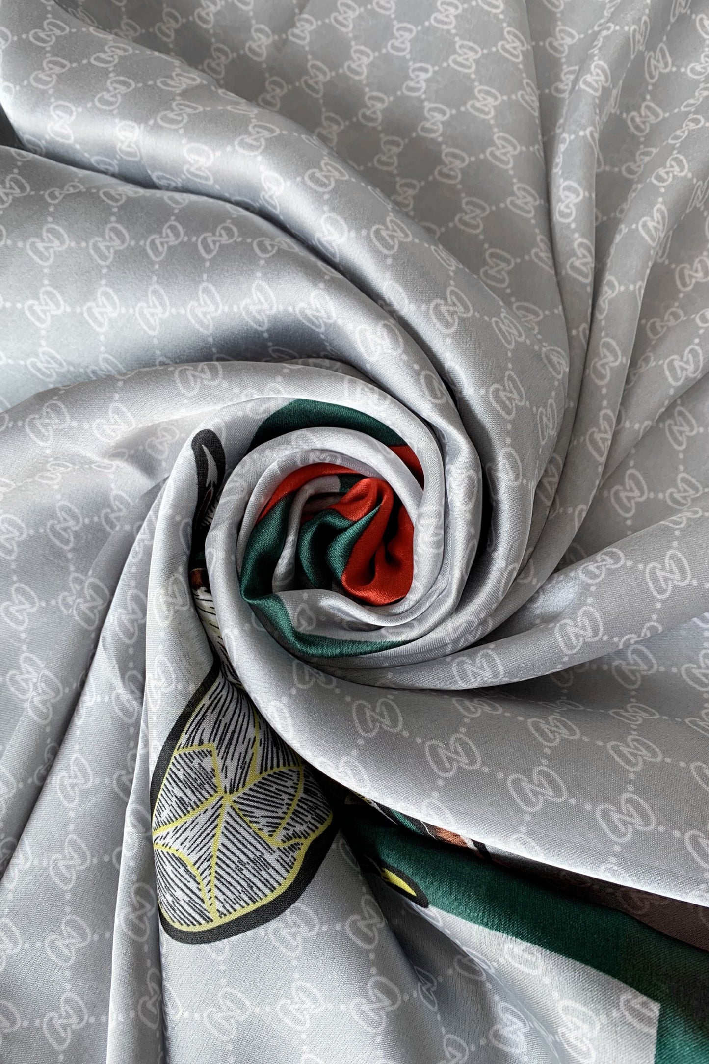 Hedvábná šála-šátek, 90 cm x 180 cm, Včelí vzor, Stříbrně šedá