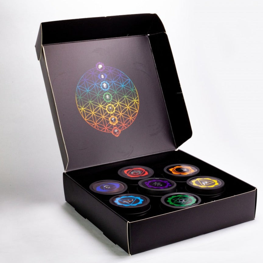 9 kusová Dárková Sada Čakrových Svíček (7 ks), Čakrového Náhrdelníku a Náramku Emporia s Ametystem, Lapisem Lazuli, Citrínem, Zeleným Avanturínem, Tygřím Okem, Červeným Jaspisem a Křišťálem 2 