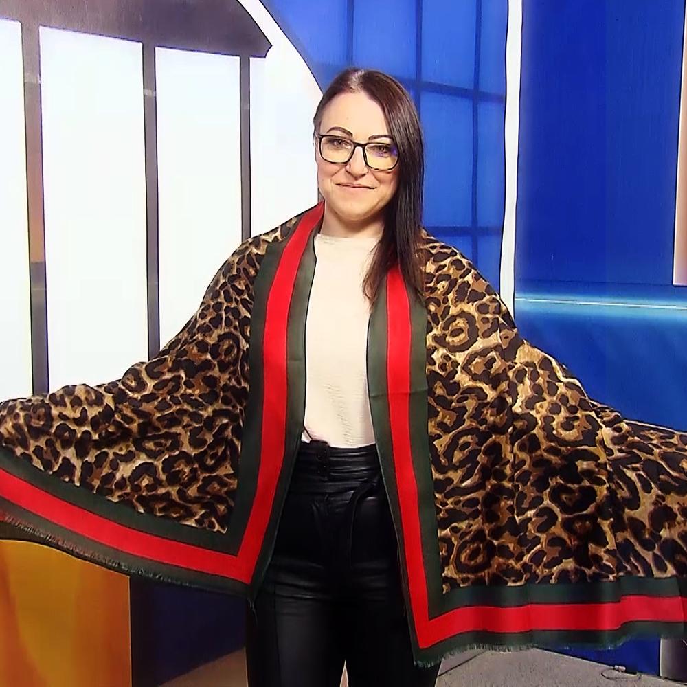 Zimní Šála-šátek 90 cm x 180 cm, Leopardí vzor se zelenými a červenými okraji 4 