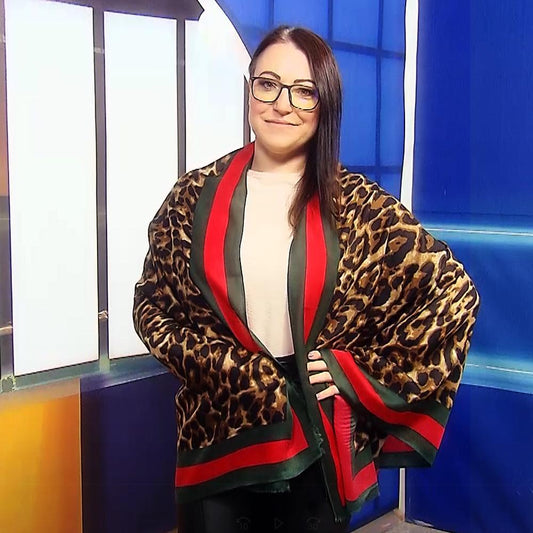 Zimní Šála-šátek 90 cm x 180 cm, Leopardí vzor se zelenými a červenými okraji